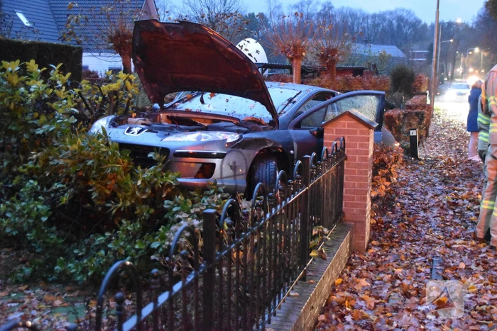 Automobilist verliest macht over stuur en belandt in tuin