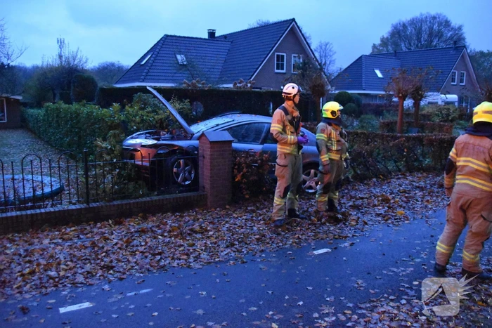 Automobilist verliest macht over stuur en belandt in tuin