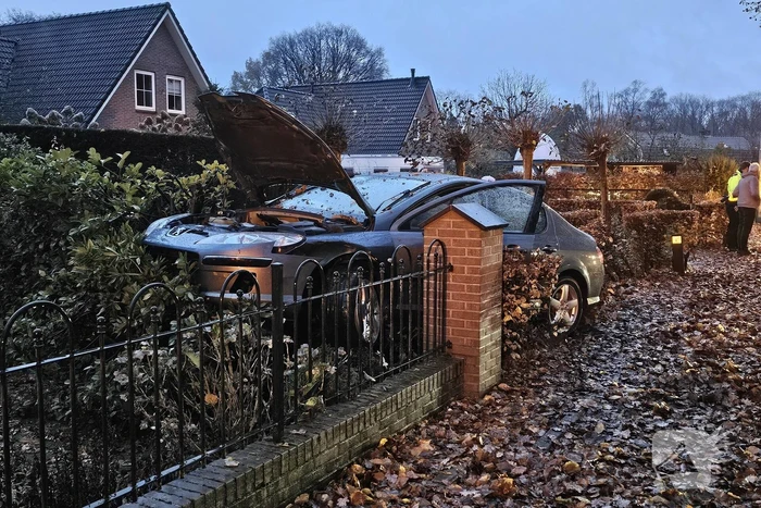 Automobilist verliest macht over stuur en belandt in tuin