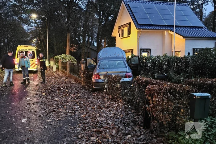 Automobilist verliest macht over stuur en belandt in tuin