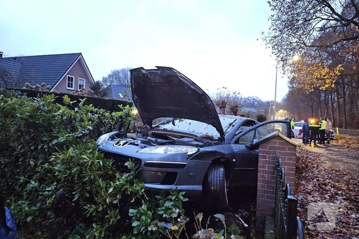 Automobilist verliest macht over stuur en belandt in tuin