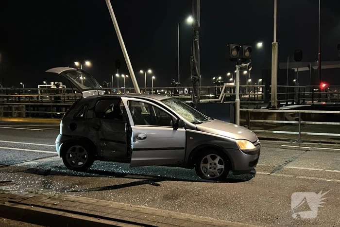 Auto vliegt uit de bocht tegen slagboom van brug