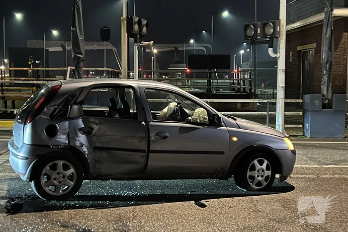 Auto vliegt uit de bocht tegen slagboom van brug