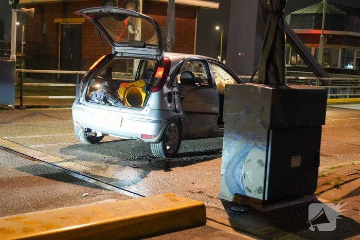 Auto vliegt uit de bocht tegen slagboom van brug