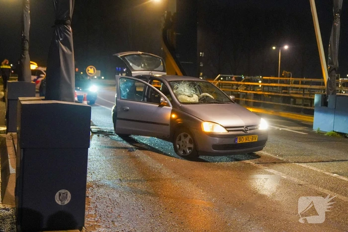 Auto vliegt uit de bocht tegen slagboom van brug