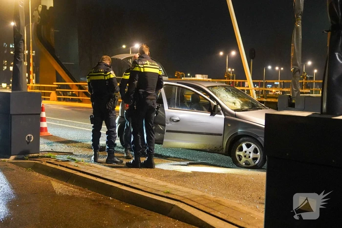 Auto vliegt uit de bocht tegen slagboom van brug