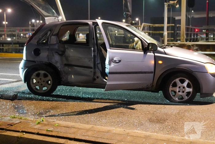 Auto vliegt uit de bocht tegen slagboom van brug
