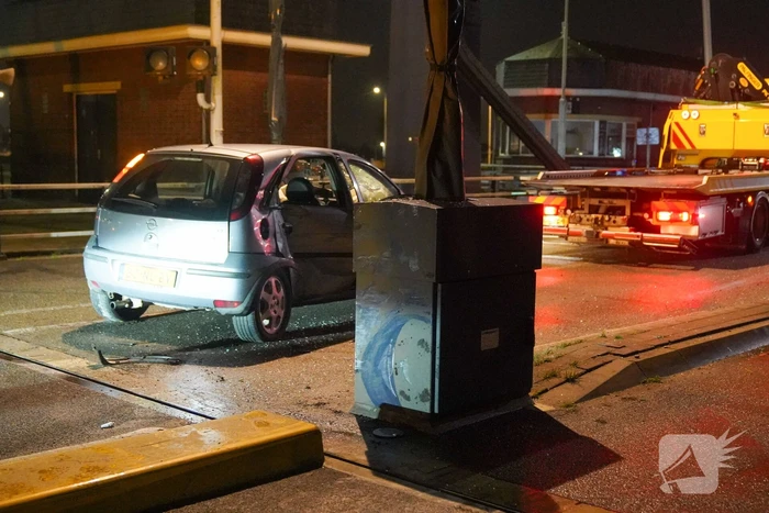 Auto vliegt uit de bocht tegen slagboom van brug
