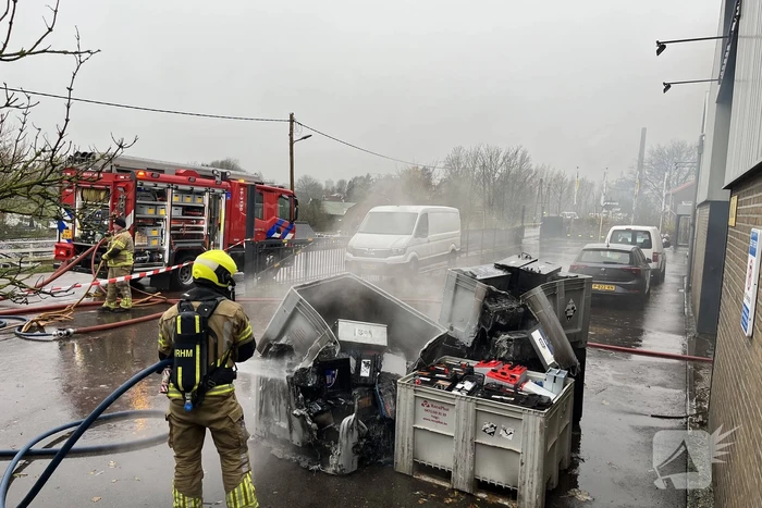 Meerdere accu's vatten vlam in bedrijfspand