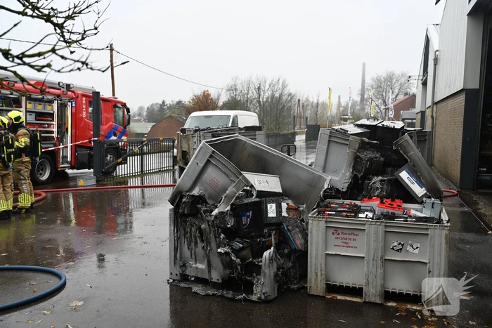 Meerdere accu's vatten vlam in bedrijfspand