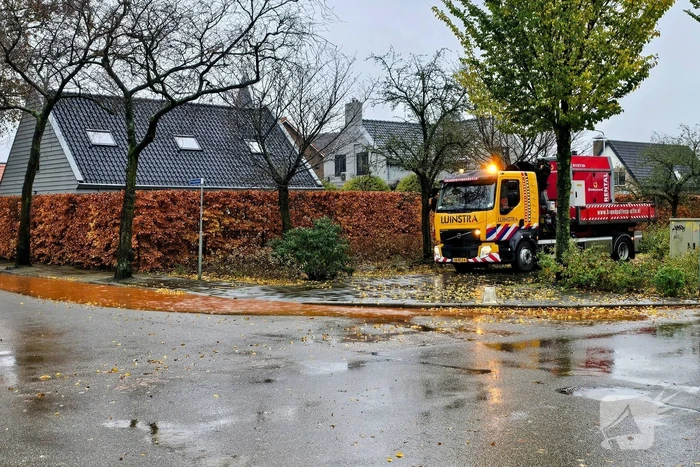 Straat onderwater na testen waterbronnen voor bluswatervoorziening