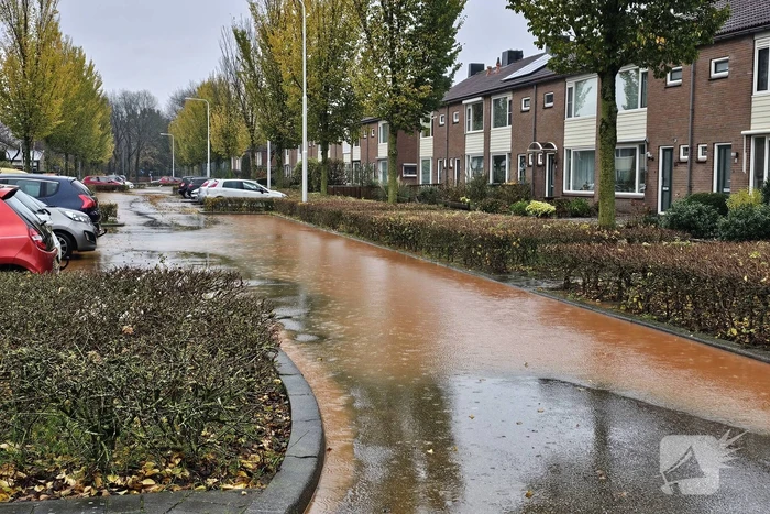 Straat onderwater na testen waterbronnen voor bluswatervoorziening