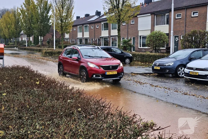 Straat onderwater na testen waterbronnen voor bluswatervoorziening