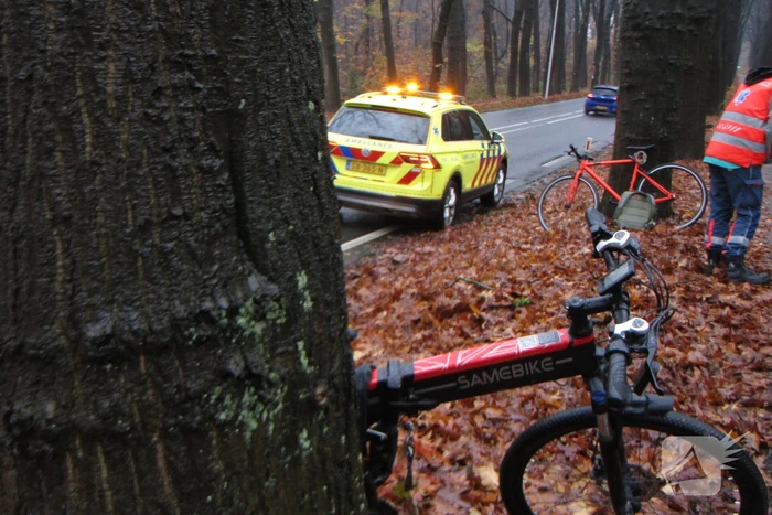 Twee fietsers onderuit op fietspad