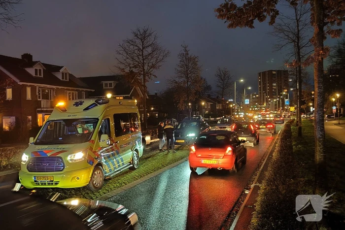 Schade bij kop-staartbotsing drie voertuigen
