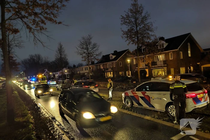 Schade bij kop-staartbotsing drie voertuigen
