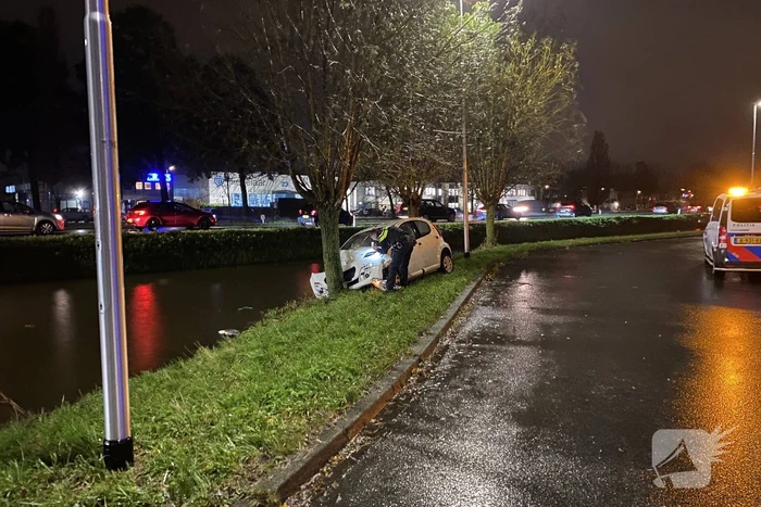 Automobilist verliest macht over het stuur en klapt op boom