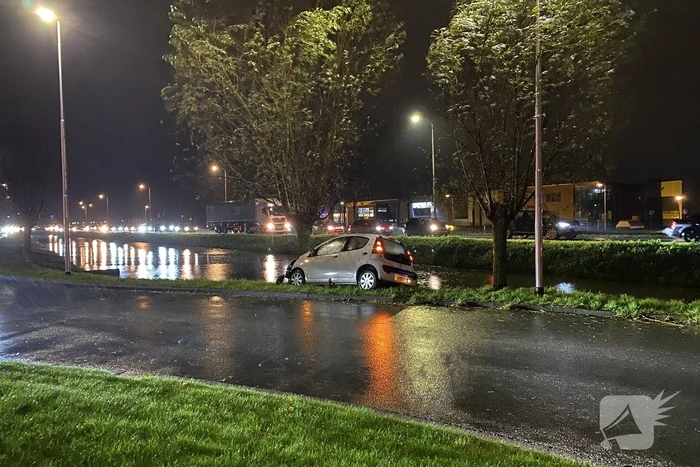 Automobilist verliest macht over het stuur en klapt op boom