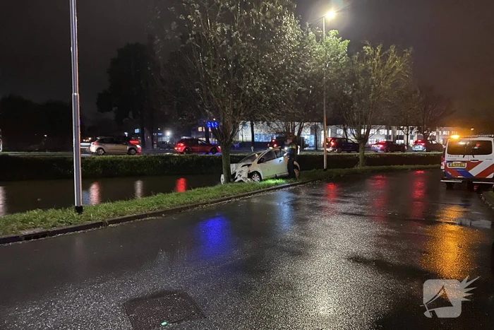 Automobilist verliest macht over het stuur en klapt op boom