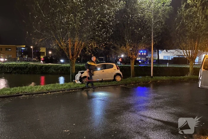 Automobilist verliest macht over het stuur en klapt op boom