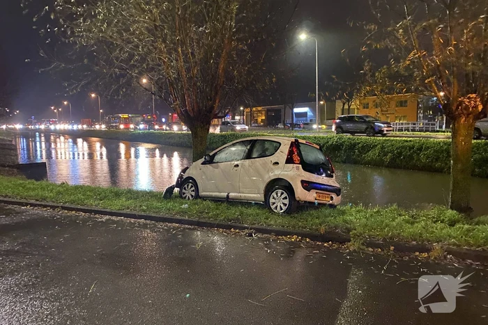 Automobilist verliest macht over het stuur en klapt op boom
