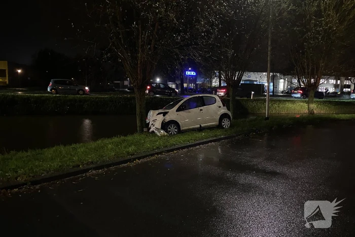 Automobilist verliest macht over het stuur en klapt op boom
