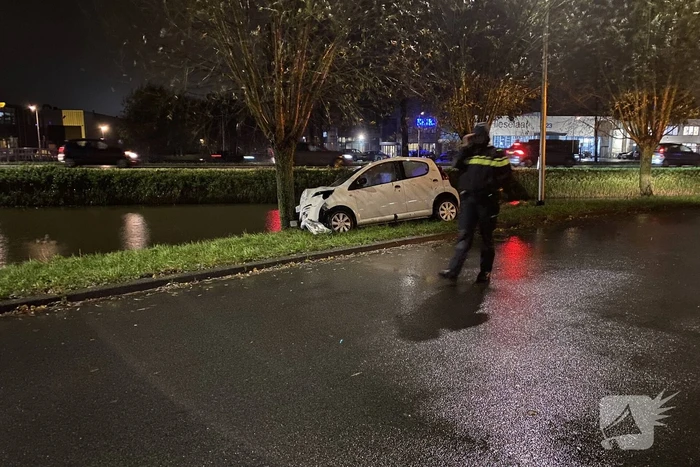 Automobilist verliest macht over het stuur en klapt op boom