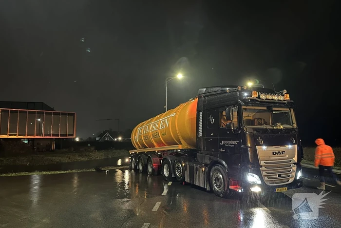 Weg afgesloten na overstroming door hevige regenval