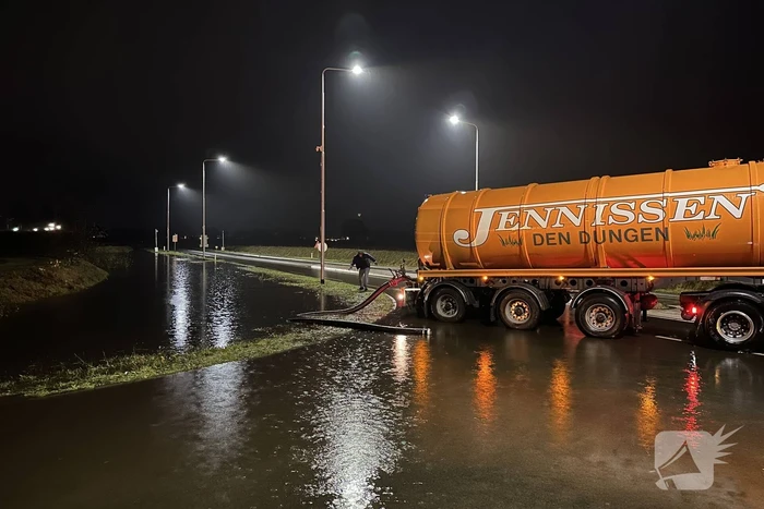 Weg afgesloten na overstroming door hevige regenval