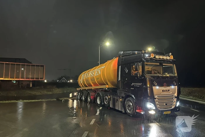 Weg afgesloten na overstroming door hevige regenval
