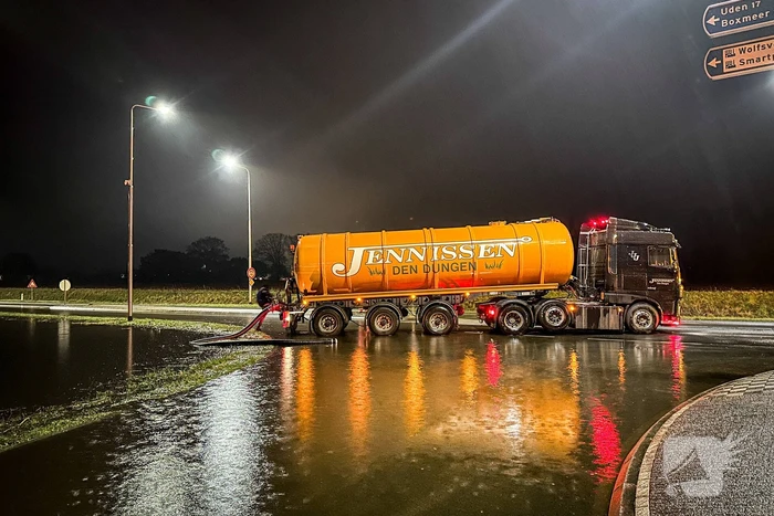 Weg afgesloten na overstroming door hevige regenval