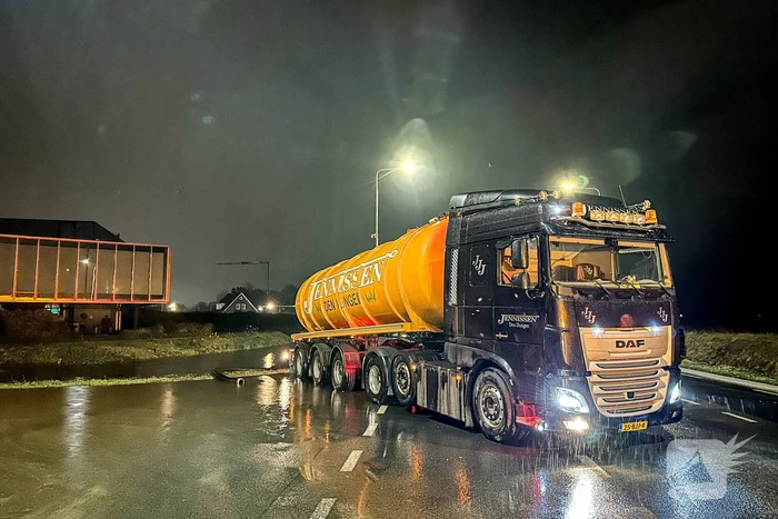 Weg afgesloten na overstroming door hevige regenval