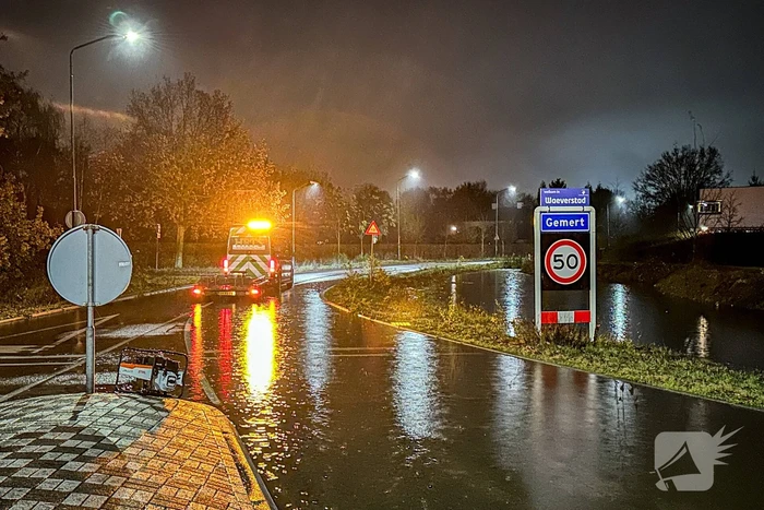 Weg afgesloten na overstroming door hevige regenval
