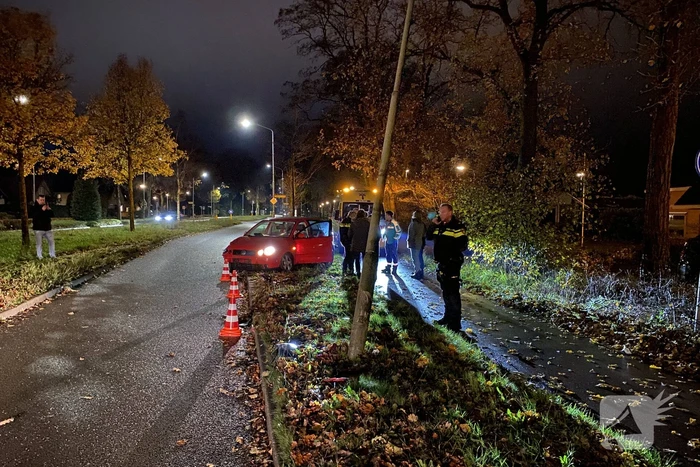 Automobilist ramt lantaarnpaal
