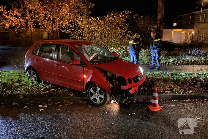 Automobilist ramt lantaarnpaal