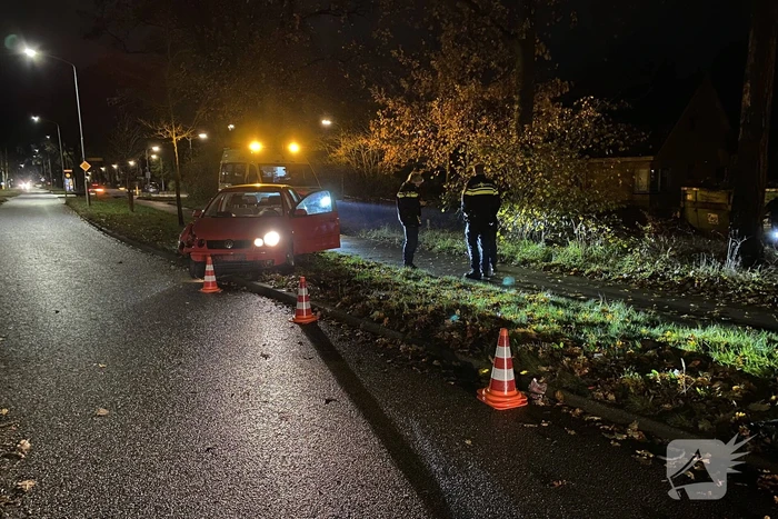 Automobilist ramt lantaarnpaal