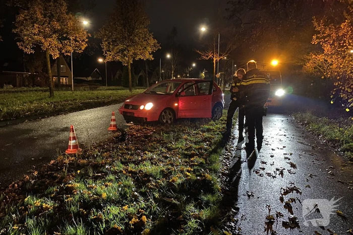 Automobilist ramt lantaarnpaal
