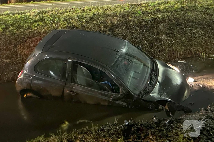 Automobilist raakt te water