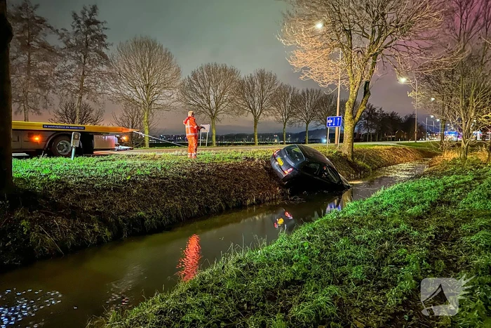 Automobilist raakt te water
