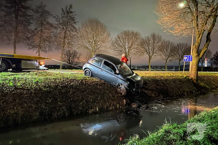 Automobilist raakt te water