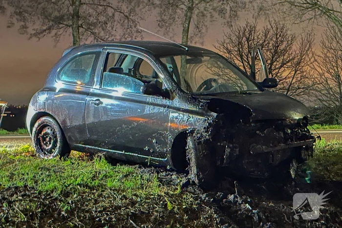 Automobilist raakt te water