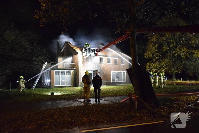 Grote uitslaande brand in leegstaande woning