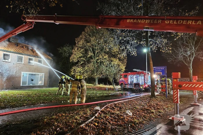 Grote uitslaande brand in leegstaande woning