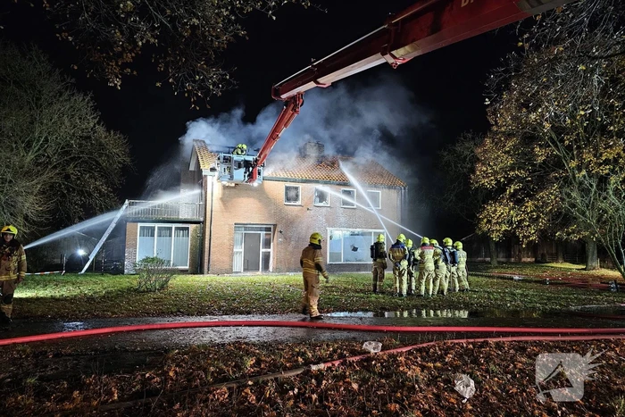 Grote uitslaande brand in leegstaande woning