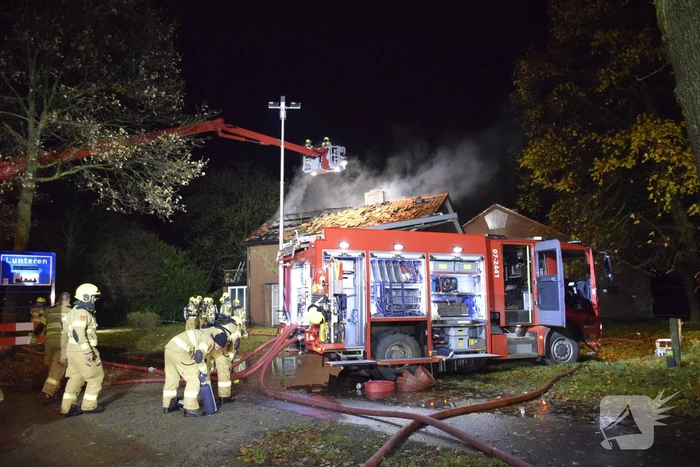 Grote uitslaande brand in leegstaande woning