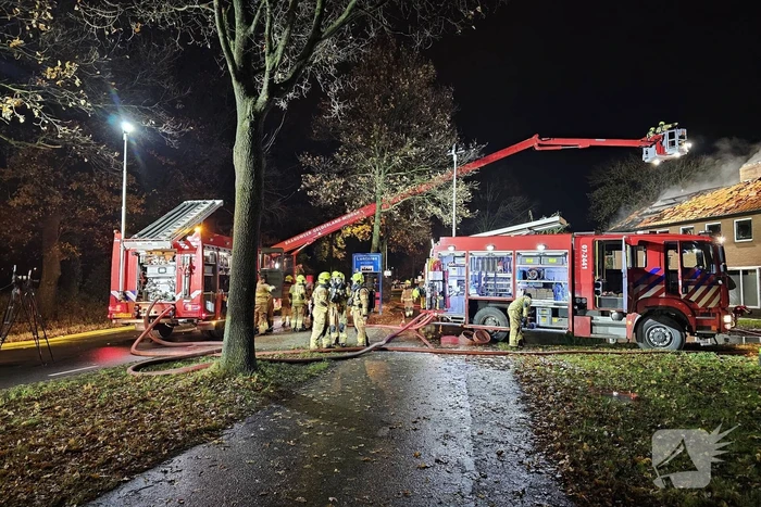 Grote uitslaande brand in leegstaande woning