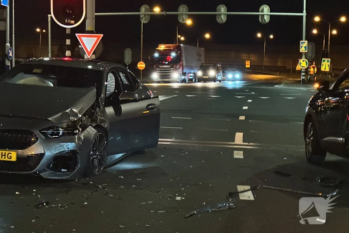Ravage na frontale botsing tussen auto's