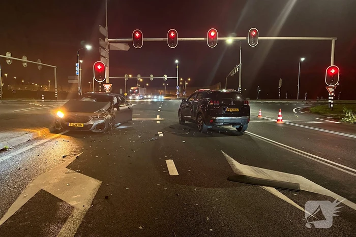 Ravage na frontale botsing tussen auto's