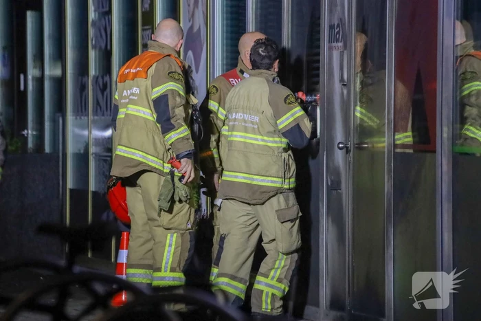 Deur en gevel zwartgeblakerd na explosie
