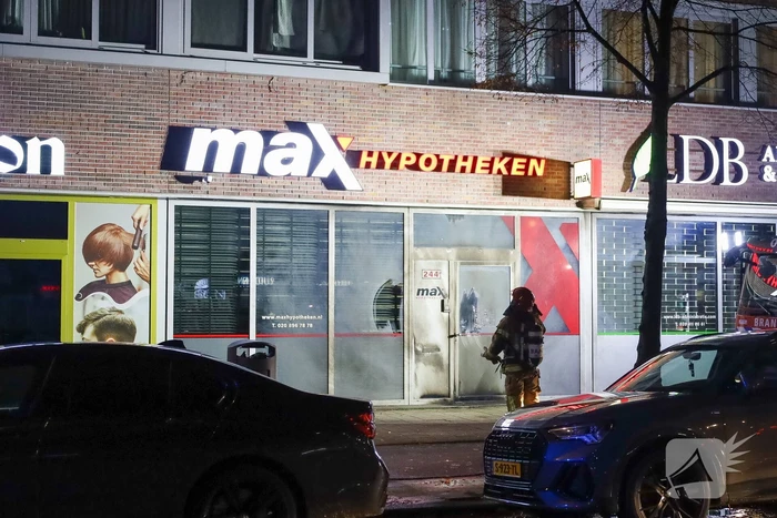 Deur en gevel zwartgeblakerd na explosie